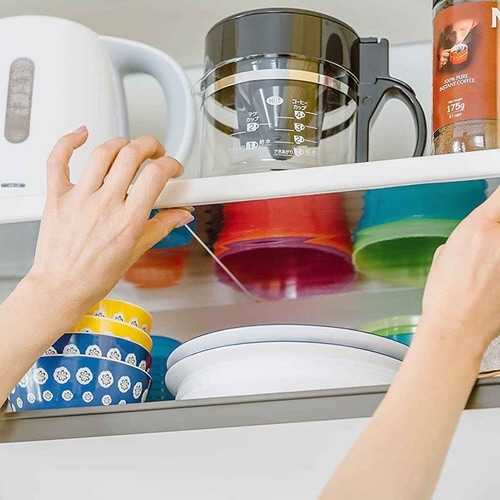 食器棚シート 高い位置の棚の中身 鏡を貼って見る