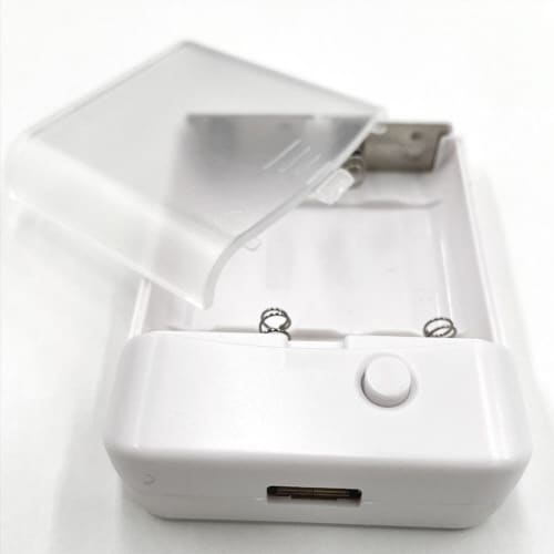 乾電池4本交換式チャージャー(ホワイト)