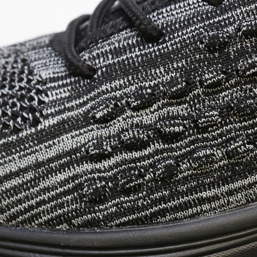 プロテクティブ スニーカー