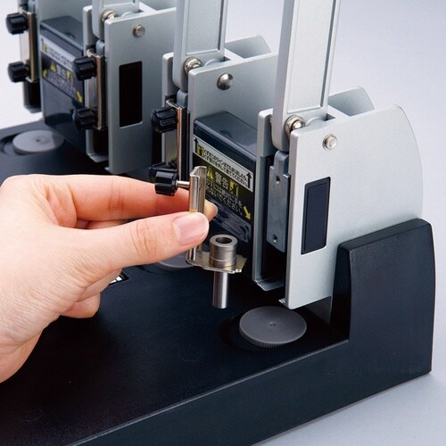 カール 4穴強力パンチ No.124N 穿孔枚数1