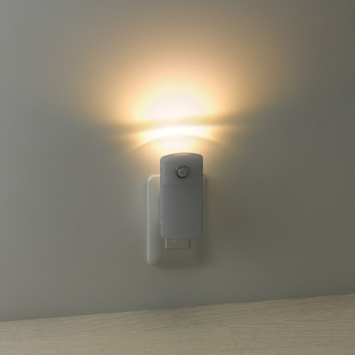 YAZAWA 無接点充電式人感明暗ナイトライト小ホ