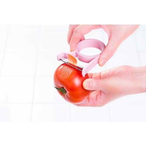 オークス ピーラー 軽い力でスーッと切れるフルーツ