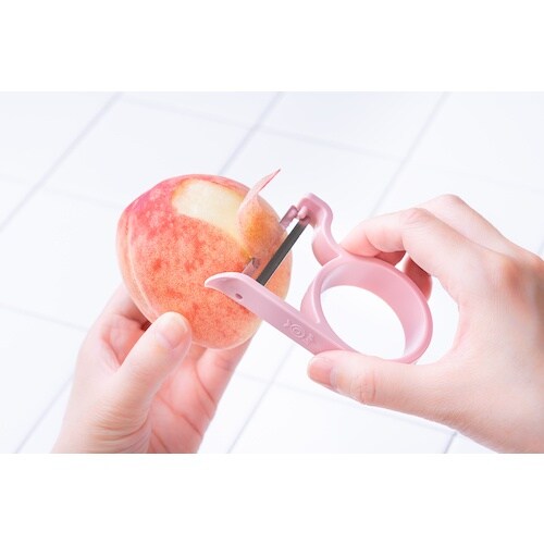 オークス ピーラー 軽い力でスーッと切れるフルーツ