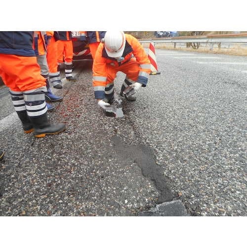 東亜道路工業 全天候型ポットホール用緊急補修材to