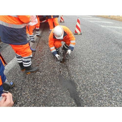 東亜道路工業 全天候型ポットホール用緊急補修材to