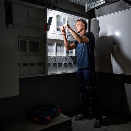 ボッシュ 18Vコードレスライト+バッテリー充電器