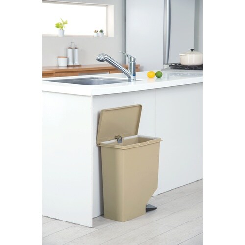 棚下カウンターにも置けるペダルペール35 ベージュ