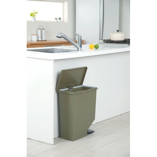 棚下カウンターにも置けるペダルペール35 グリーン