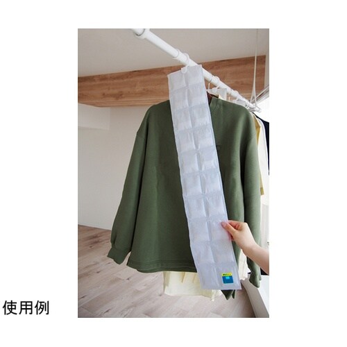 クローゼットに長ーい吊り下げ除湿シート1