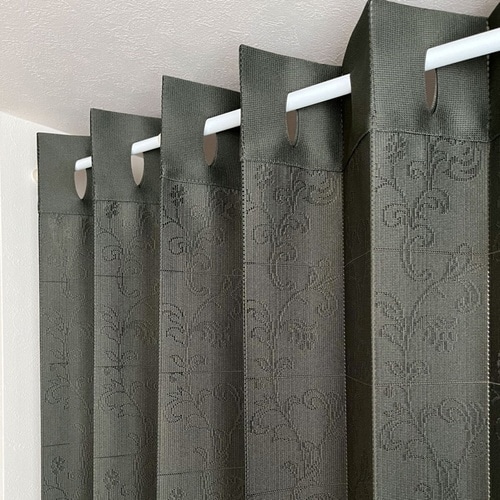 アコーディオンカーテン アラベスク柄 カーキ
