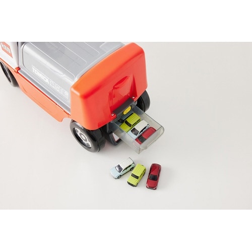 1才から乗れる!トミカ変形ドライブピット