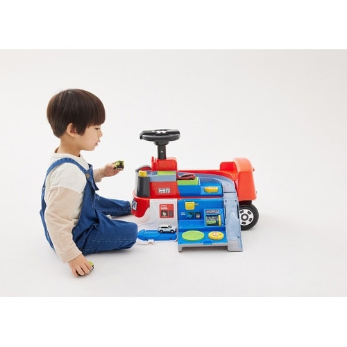 1才から乗れる!トミカ変形ドライブピット