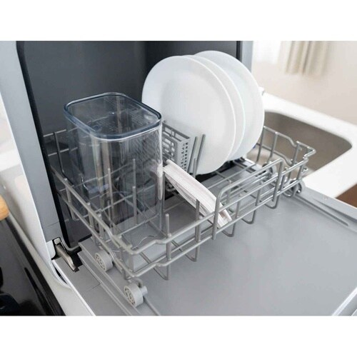 棚に収まる冷水筒 1.2L ホワイト