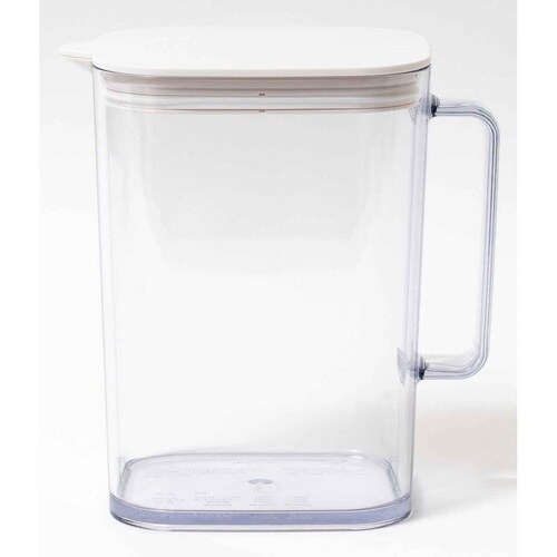 棚に収まる冷水筒 1.2L ホワイト