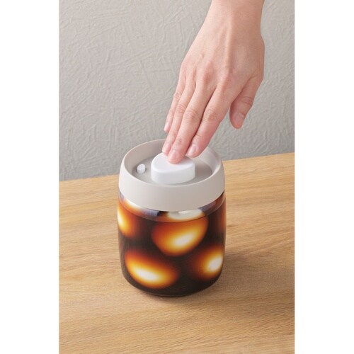 押すだけ簡単!真空保存容器900ml