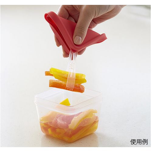 ふたがトングになる保存容器 サーモンピンク