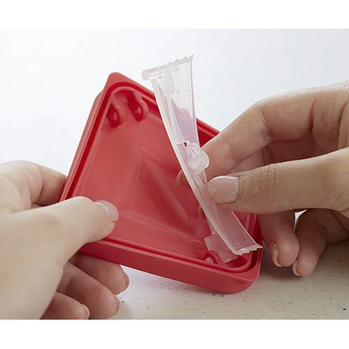 ふたがトングになる保存容器 サーモンピンク