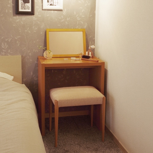 デスク高さ60.2×幅105×奥行44.5cmMB