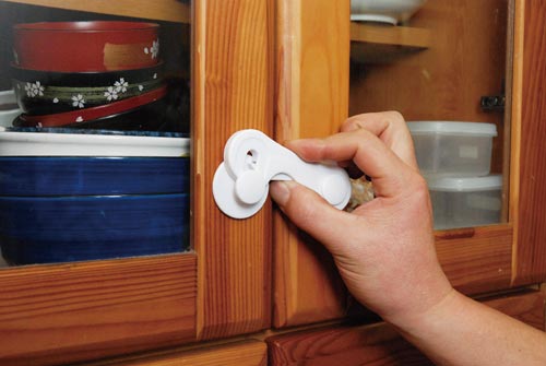 開き戸簡単ロック 白