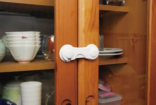 開き戸簡単ロック 白