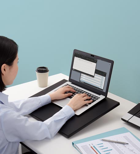 楽な姿勢で作業ができるノートPCスタンド 4台以上