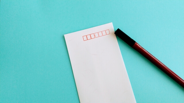 封筒とペンの画像