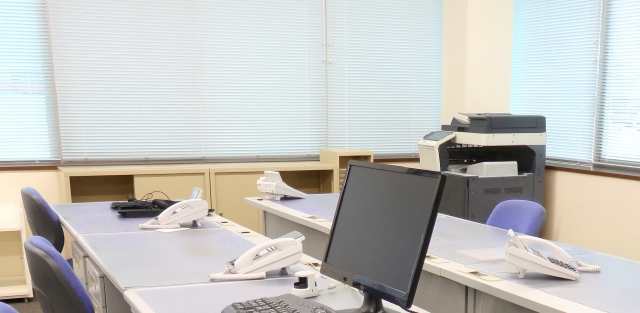 オフィスデスクの画像