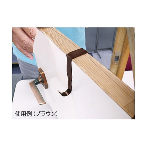 扉や引き出しに挟んで、曲げるだけ! どこでもピッタリフック