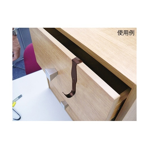 扉や引き出しに挟んで、曲げるだけ! どこでもピッタリフック